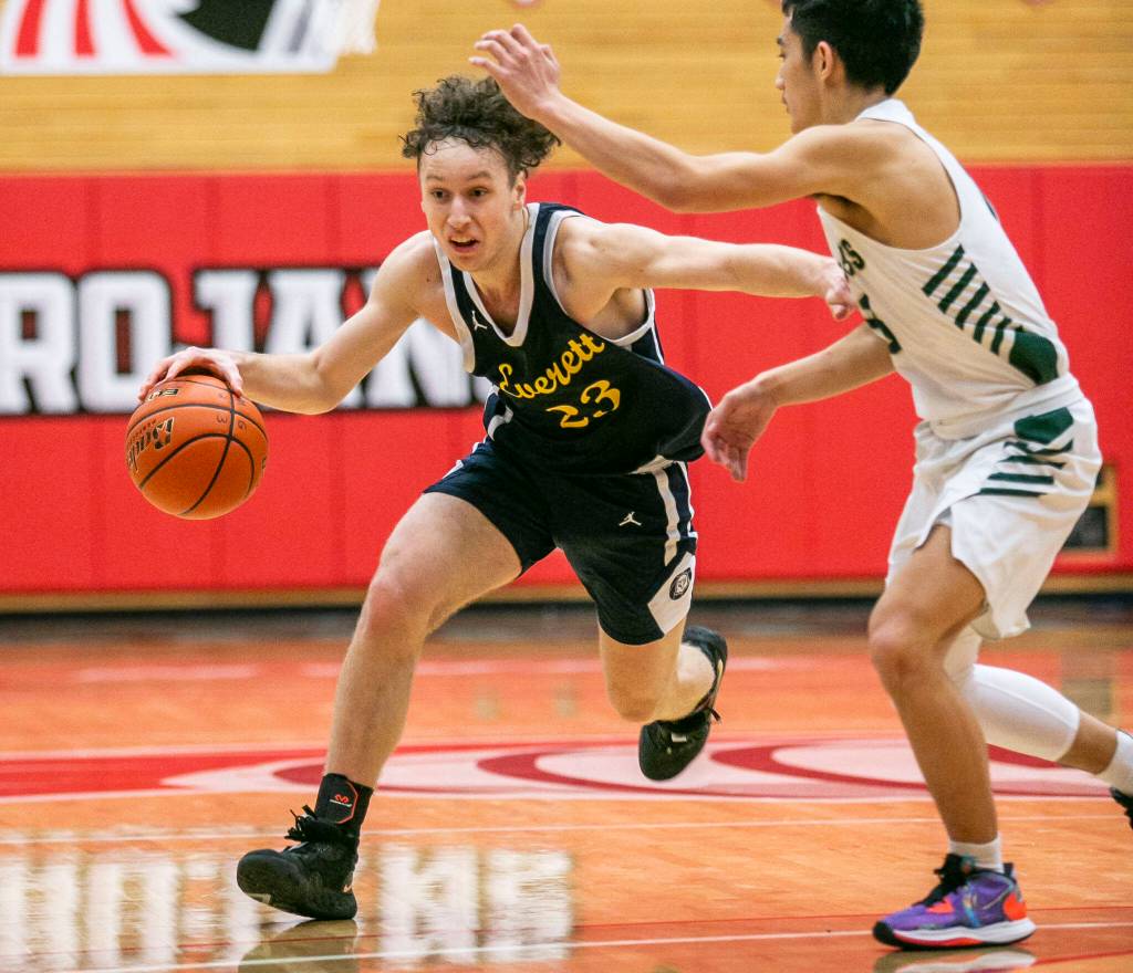Everetts Daniel Savovic drives to the hoop during the game against Marysville Getchell on Saturday, Feb. 18, 2023 in Everett, Washington. (Olivia Vanni / The Herald)