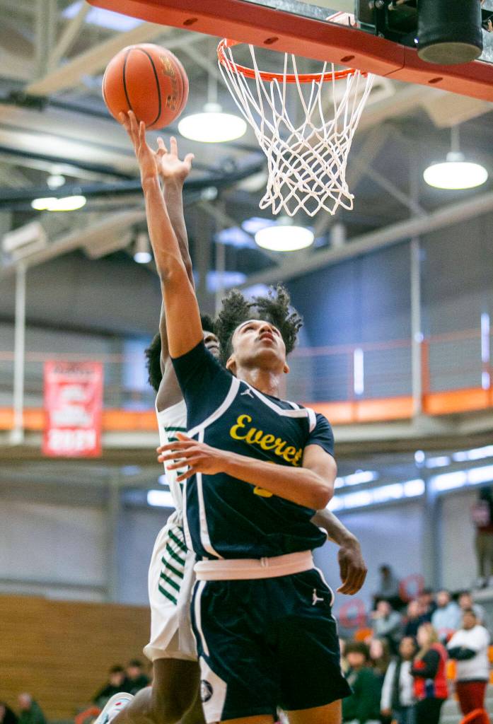 Everetts Isaiah White makes a layup during the game against Marysville Getchell on Saturday, Feb. 18, 2023 in Everett, Washington. (Olivia Vanni / The Herald)
