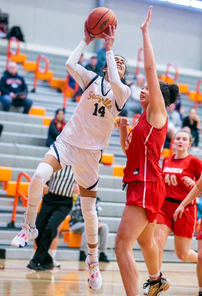 Everetts Mae Washington makes a layup during the game against Snohomish on Saturday, Feb. 18, 2023 in Everett, Washington. (Olivia Vanni / The Herald)