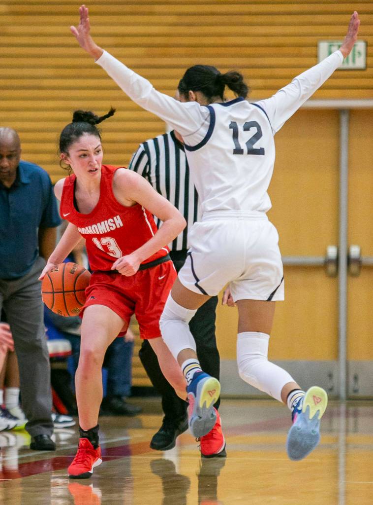 Snohomishs Sienna Capelli looks for an open teammate to pass too while being guarded during the game against Everett on Saturday, Feb. 18, 2023 in Everett, Washington. (Olivia Vanni / The Herald)