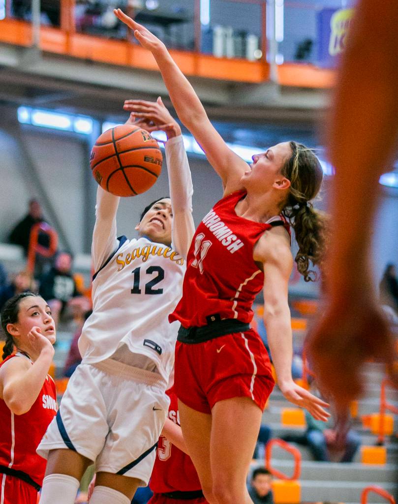 Snohomishs Baella Stich blocks a shot by Everetts Alana Washington during the game on Saturday, Feb. 18, 2023 in Everett, Washington. (Olivia Vanni / The Herald)