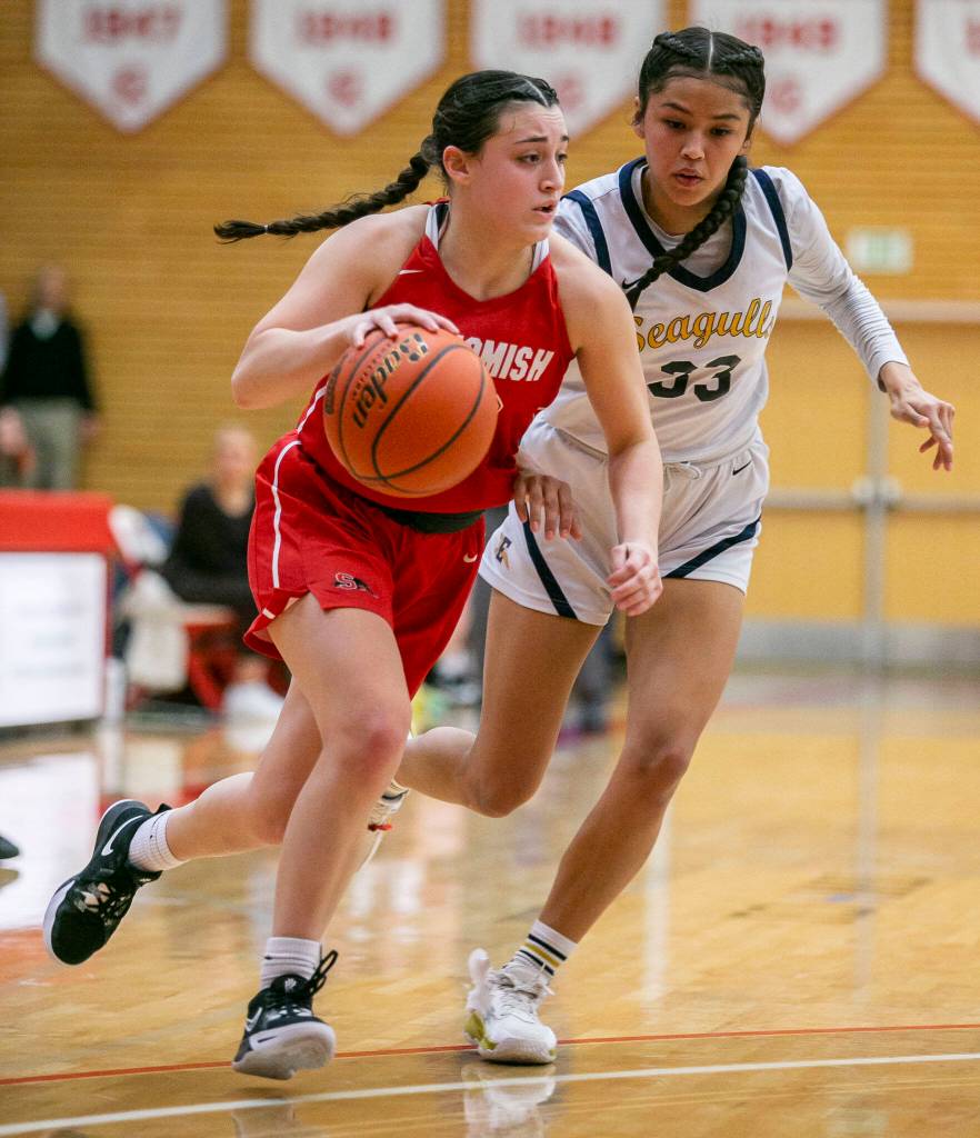 Snohomishs Jada Andresen drives to the hoop during the game against Everett on Saturday, Feb. 18, 2023 in Everett, Washington. (Olivia Vanni / The Herald)