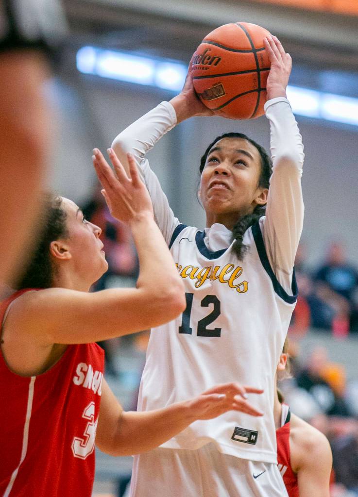 Everetts Alana Washington attempts a layup during the game against Snohomish on Saturday, Feb. 18, 2023 in Everett, Washington. (Olivia Vanni / The Herald)