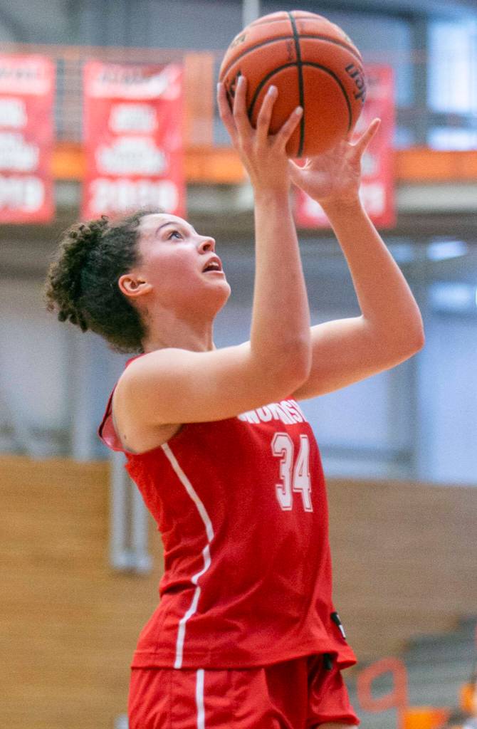 Snohomishs Tyler Gildersleeve-Stiles makes a layup during the game against Everett on Saturday, Feb. 18, 2023 in Everett, Washington. (Olivia Vanni / The Herald)