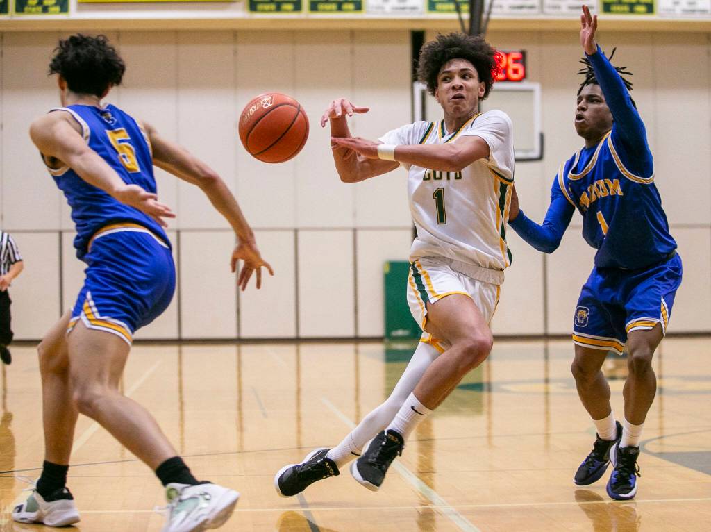 Shorecrests Keaine Silimon passes the ball during the game against Stadium on Tuesday, Feb. 21, 2023 in Shoreline, Washington. (Olivia Vanni / The Herald)