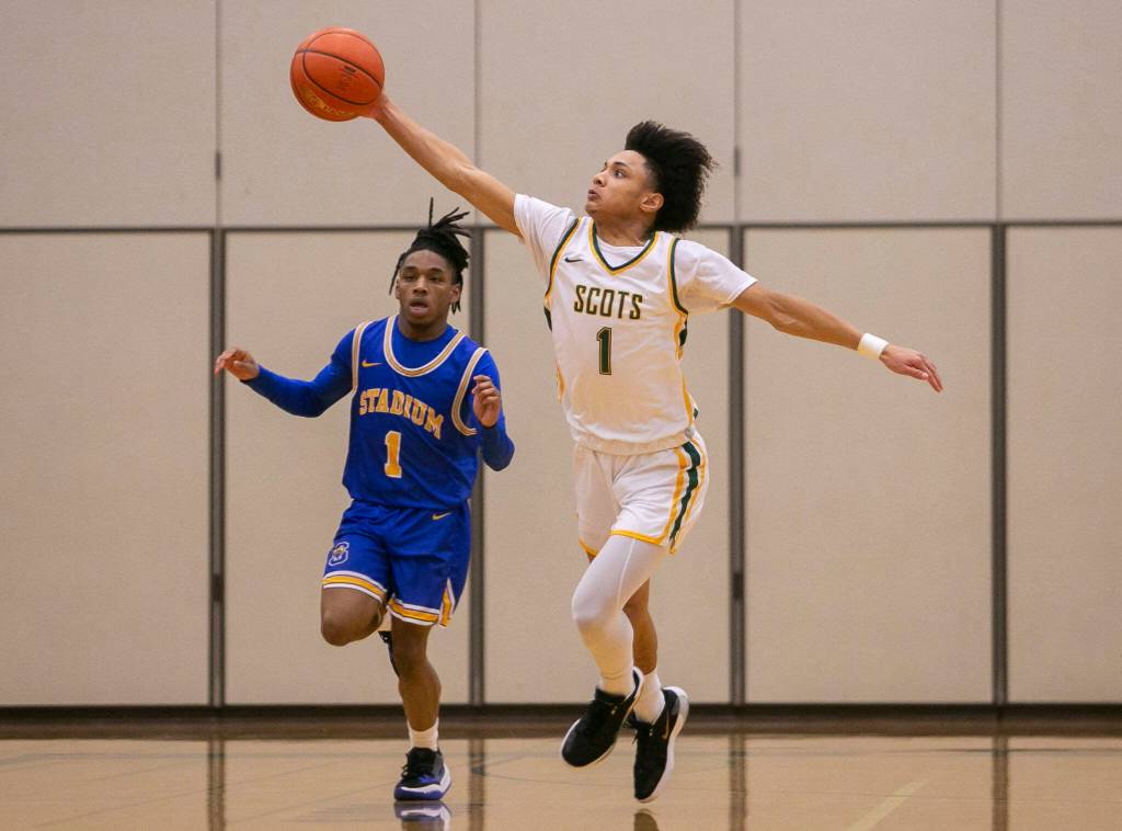 Shorecrests Keaine Silimon reaches out to get control of the ball during the game against Stadium on Tuesday, Feb. 21, 2023 in Shoreline, Washington. (Olivia Vanni / The Herald)