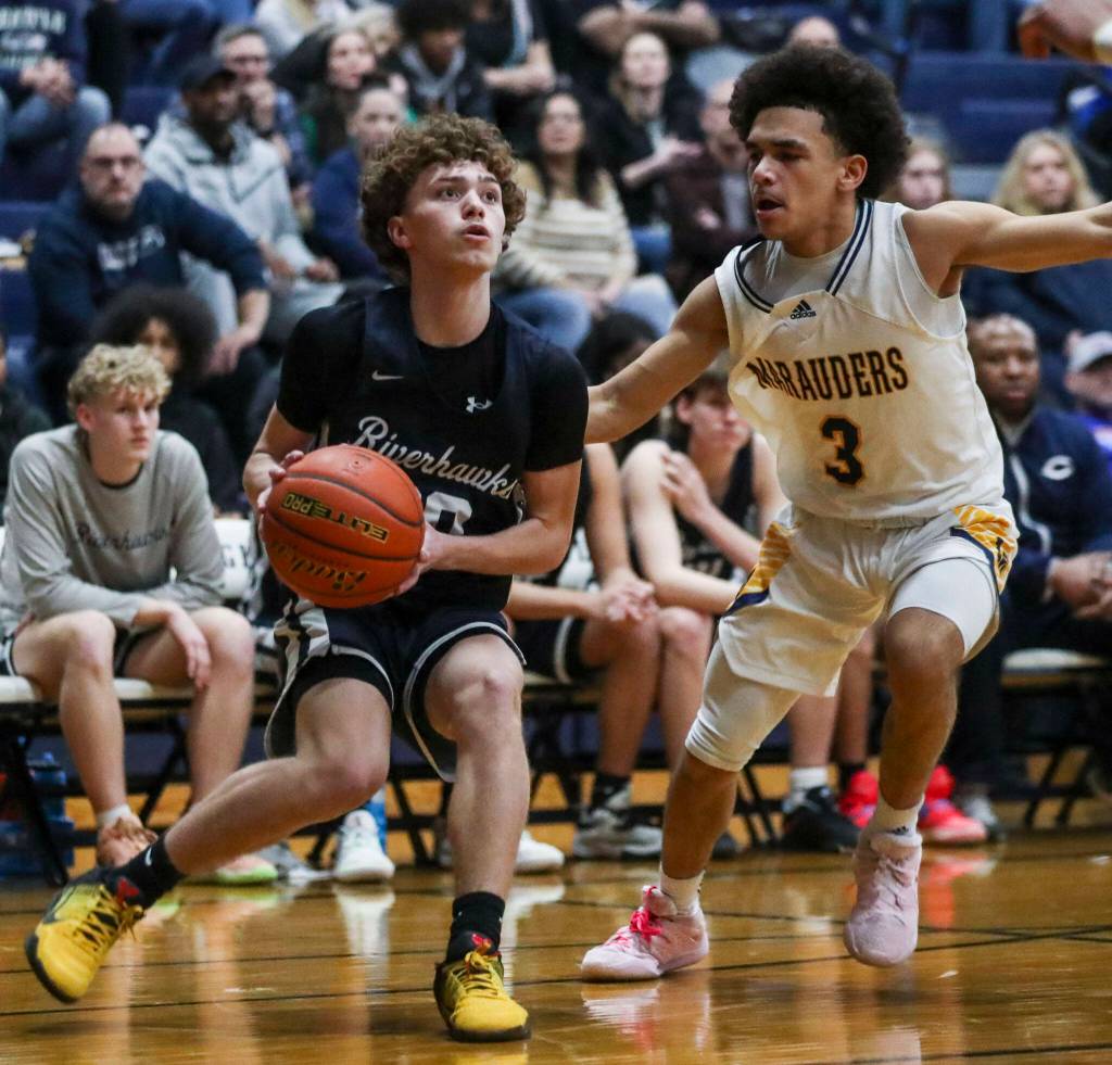 Chiawanas Santana Sifuentes (20) moves with the ball during a state playoff game against Mariner at Arlington High School on Saturday. Mariner won 85-74. (Annie Barker / The Herald)