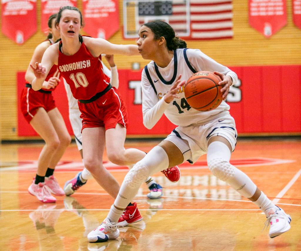 Everett’s  Mae Washington fakes out her defender to make space for a shot during the game against Snohomish on Saturday, Feb. 18, 2023 in Everett, Washington. (Olivia Vanni / The Herald)