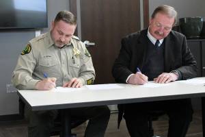Snohomish County Sheriff Adam Fortney, left, and Snohomish County Executive Dave Somers sign a Partnership Agreement on Feb. 21, 2023. (Snohomish County)
