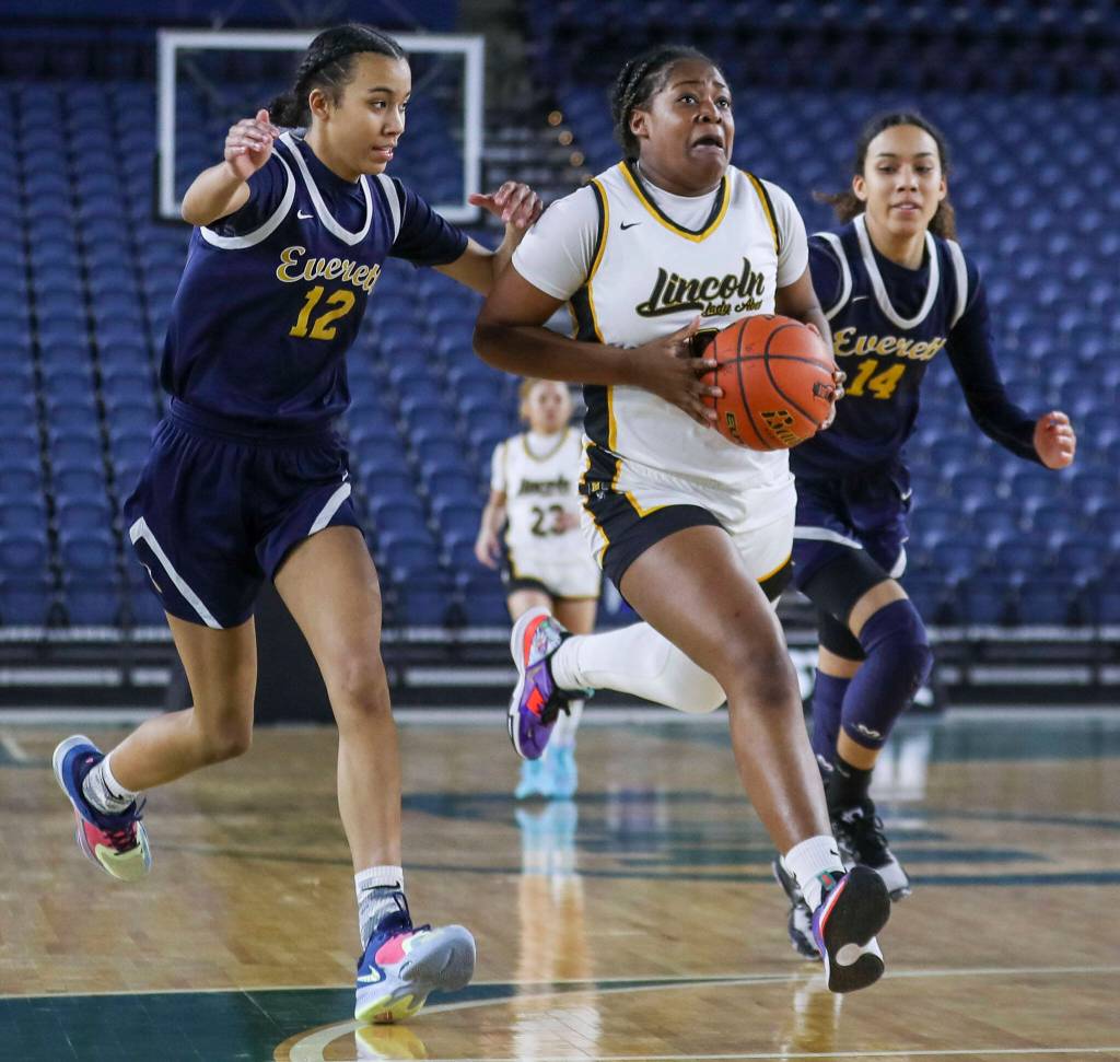 Lincolns DeAndrea Woods-Singleton (0) moves with the ball during a 3A girls game in the Hardwood Classic between Everett and Lincoln at the Tacoma Dome in Tacoma, Washington on Wednesday, March 1, 2023. Everett fell, 43-45. (Annie Barker / The Herald)
