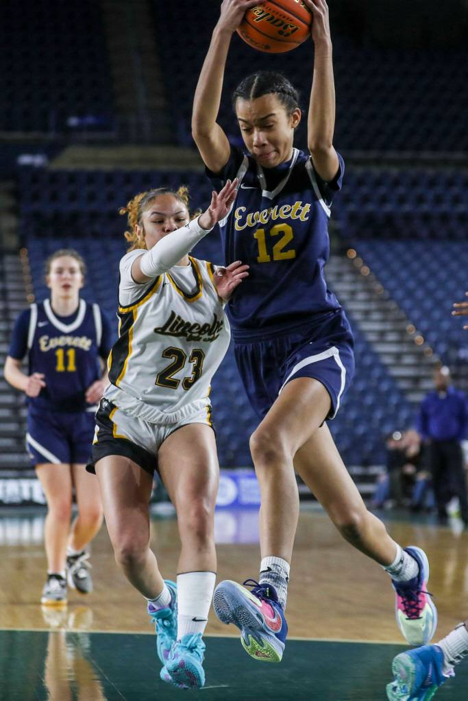Everetts Alana Washington (12) moves with the ball during a 3A girls game in the Hardwood Classic between Everett and Lincoln at the Tacoma Dome in Tacoma, Washington on Wednesday, March 1, 2023. Everett fell, 43-45. (Annie Barker / The Herald)