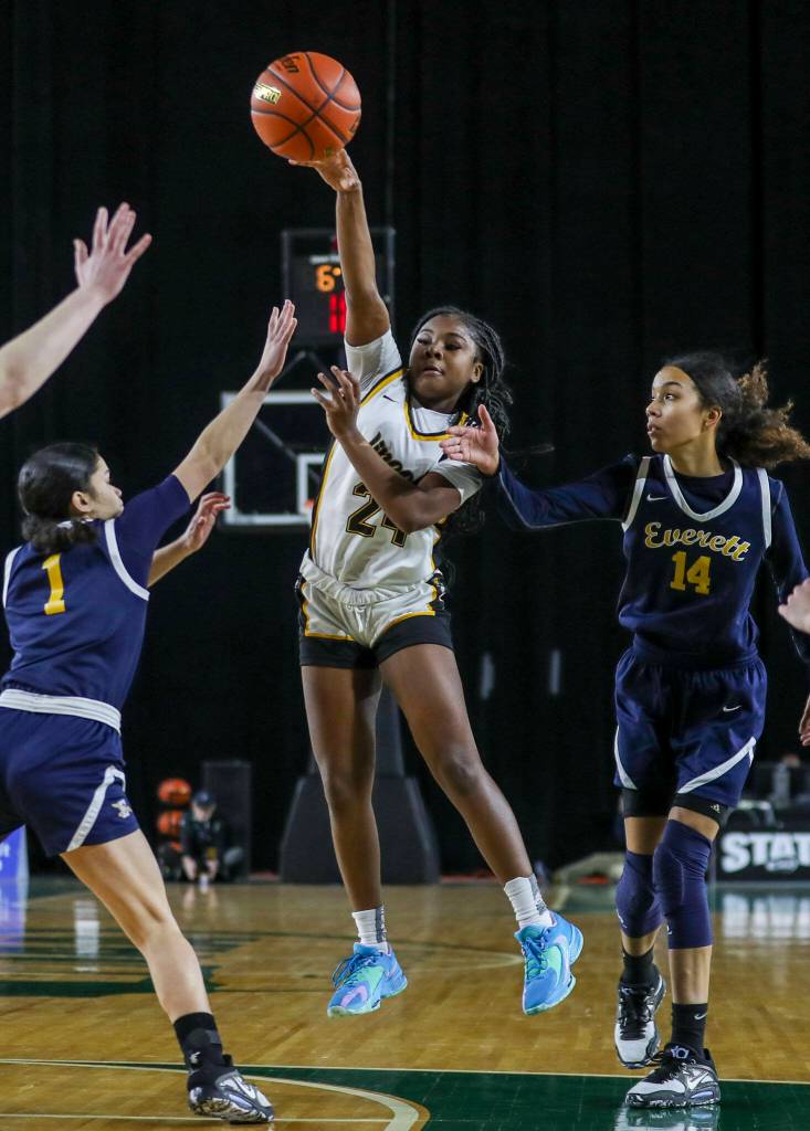 Lincolns Malani Warren (24) shoots the ball during a 3A girls game in the Hardwood Classic between Everett and Lincoln at the Tacoma Dome in Tacoma, Washington on Wednesday, March 1, 2023. Everett fell, 43-45. (Annie Barker / The Herald)