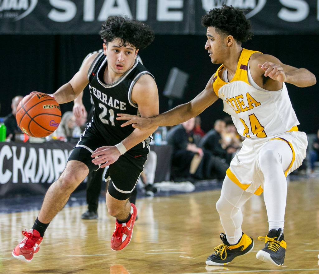 Mountlakes Logan Tews drives to the hoop during the 3A quarterfinal game against ODea on Thursday, March 2, 2023 in Tacoma, Washington. (Olivia Vanni / The Herald)