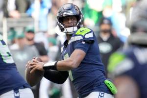 Seattle Seahawks quarterback Geno Smith (7) throws for a touchdown during the first half of an NFL football game against the New York Jets, Sunday, Jan. 1, 2023, in Seattle. (AP Photo/Ted S. Warren)