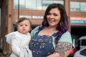 Angelica Montanari and daughter Makena, 1, outside of the Community Health Center of Snohomish County Everett-Central Clinic on Thursday, Feb. 2, 2023. (Olivia Vanni / The Herald)