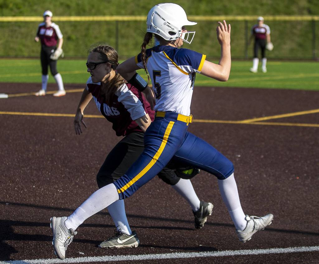 Cascades Allison Gehrig (40) tags out a runner on first during a game between Everett and Cascade at Phil Johnson Ballfields in Everett, Washington on Thursday, May 18, 2023. Cascade won in the ninth inning, 16-15. (Annie Barker / The Herald)