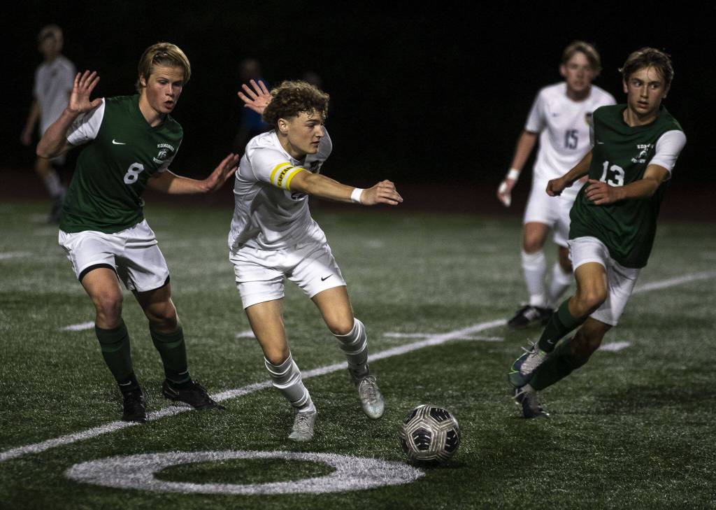 Meads Ryan Taigen (20) moves with the ball during a game between Edmonds-Woodway and Mead at Edmonds-Wooday High School in Edmonds, Washington on Friday, May 19, 2023. Edmonds-Woodway won, 2-0. (Annie Barker / The Herald)