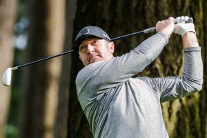 Jacob Rohde tees off the 18th hole Monday afternoon during the Snohomish County Amateur golf tournament in Everett, Washington on May 30, 2022. Rohde finished 6-under par 66 to claim the trophy. (Kevin Clark / The Herald)