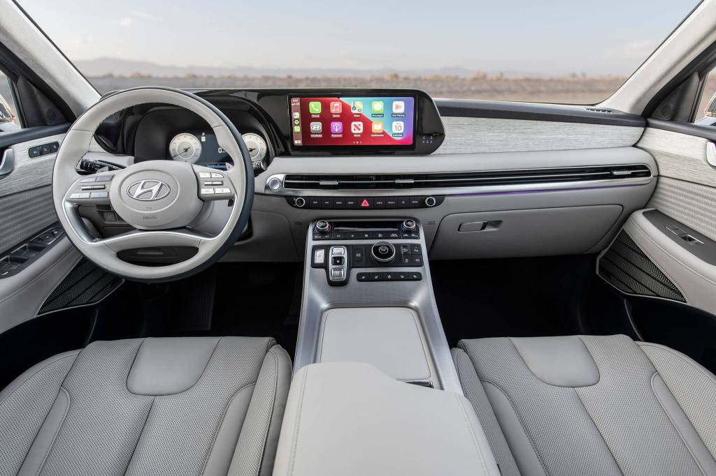 The Hyundai Palisades wide center console includes a push-button gear selector, the climate system controls, and a large rotary knob for drive mode settings. (Hyundai)