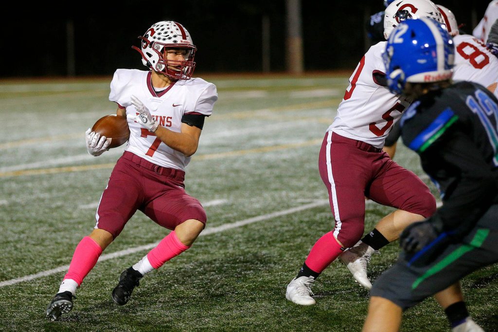 Cascades Zach Lopez cuts upfield on a sweep against Shorewood on Oct. 26, 2022, at Shoreline Stadium in Shoreline. (Ryan Berry / The Herald)