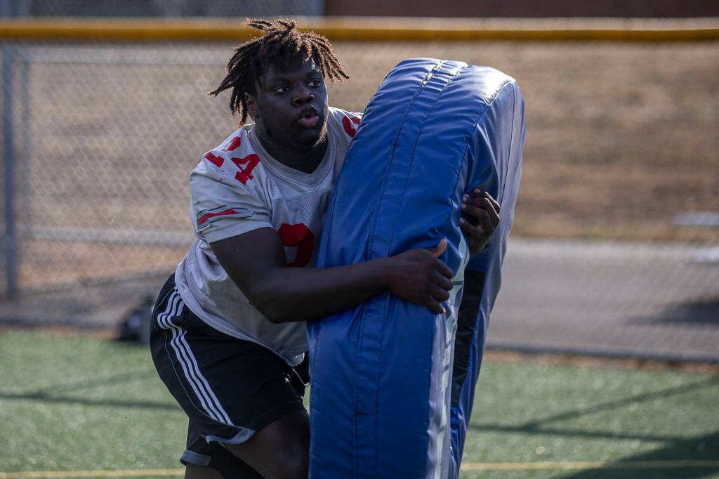 Mountlake Terraces Zaveon Jones runs a drill during practice on Aug. 17, 2023, at Mountlake Terrace High School. (Annie Barker / The Herald)