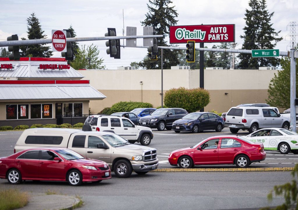 Drivers navigate traffic at the intersection of Highway 9 and SR-204 in Lake Stevens, Washington before the state built four roundabouts near Frontier Village. (Olivia Vanni / The Herald)