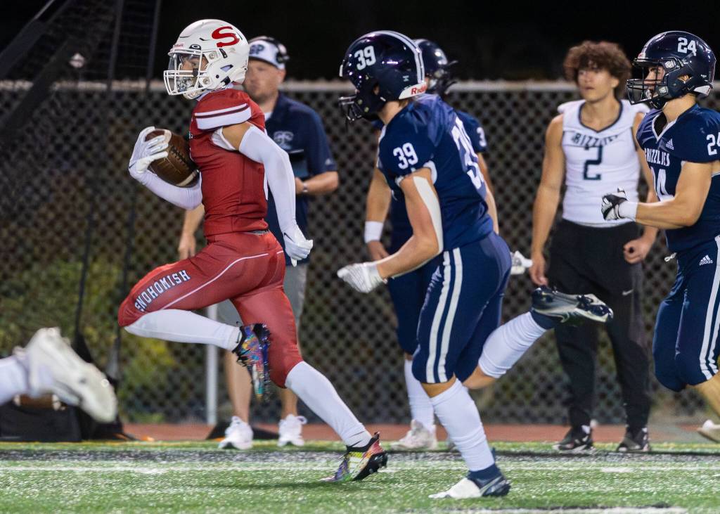 Snohomishs Parker Jackson (6) makes a long run down the sideline during a game against Glacier Peak on Sept. 1, 2023, at Snohomish High School. (John Gardner / Pro Action Image)