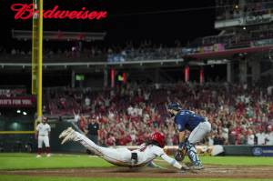 The Reds Elly De La Cruz scores the game-winning run on a single by Christian Encarnacion-Strand during the ninth inning of a game against the Mariners on Tuesday in Cincinnati. (AP Photo/Aaron Doster)
