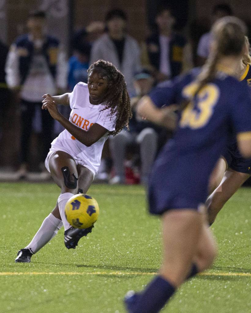Monroes Halle Keller passes the ball during the game against Everett on Thursday, Sept. 7, 2023 in Everett, Washington. (Olivia Vanni / The Herald)