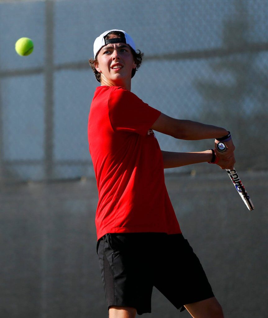 Snohomishs Alex Schwieger returns on the backhand against Edmonds-Woodway on Wednesday, Sept. 13, 2023, at Snohomish High School in Snohomish, Washington. (Ryan Berry / The Herald)