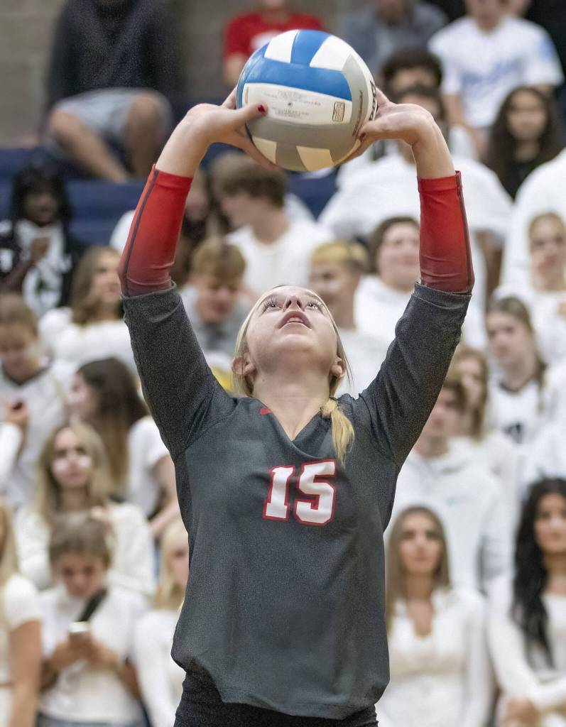 Stanwoods Eliot McDonald sets the ball during the game against Arlington on Tuesday, Sept. 19, 2023 in Arlington, Washington. (Olivia Vanni / The Herald)