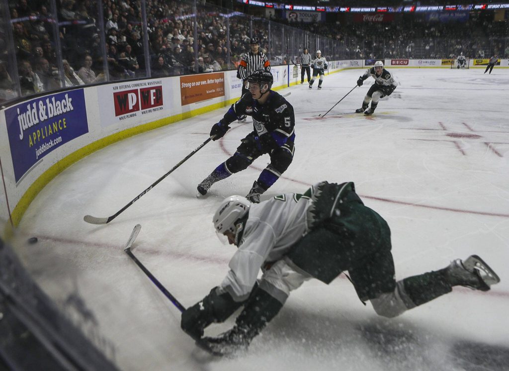 Silvertips’ Teague Patton (29) fights for the puck during a game between the Everett Silvertips and Victoria Royals at the Angel of the Winds Arena on Saturday, Sept. 23, 2023. The Silvertips won, 5-3. (Annie Barker / The Herald)