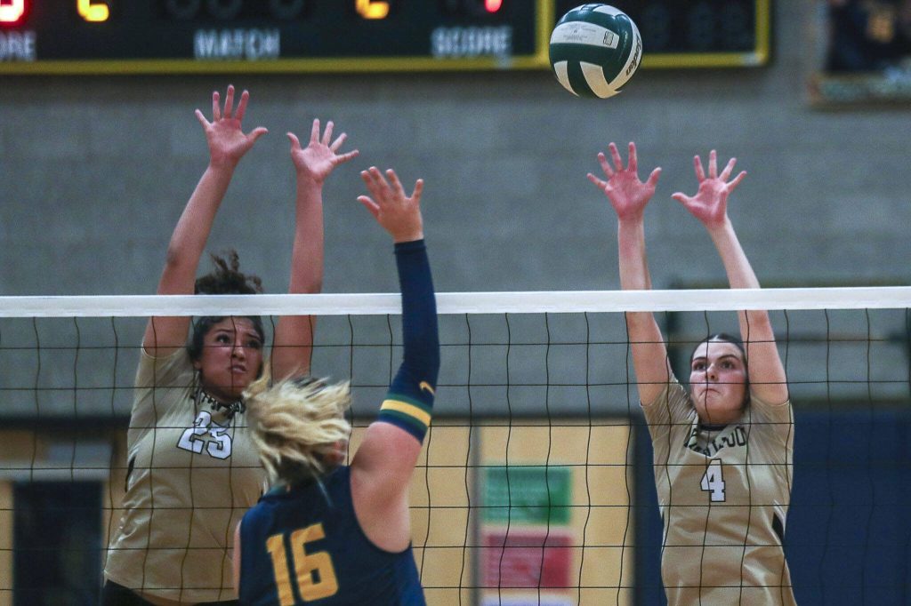 Lynnwoods Hannah Johnson (25) and Abbie Orr (4) move to block during a volleyball game between Lynnwood and Shorecrest at Shorecrest High School in Shoreline, Washington on Tuesday, Oct. 3, 2023. Lynnwood took the win. (Annie Barker / The Herald)