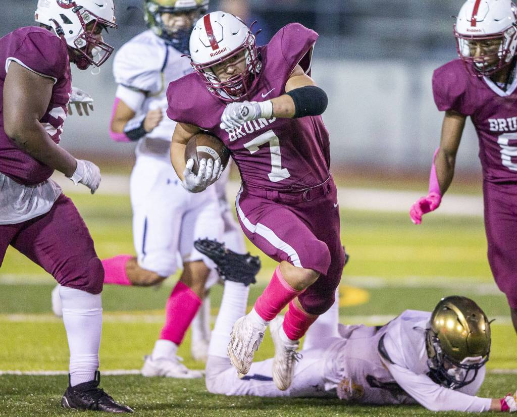 Cascades Zach Lopez breaks free of a tackle during the game against Everett on Friday, Oct. 6, 2023 in Everett, Washington. (Olivia Vanni / The Herald)