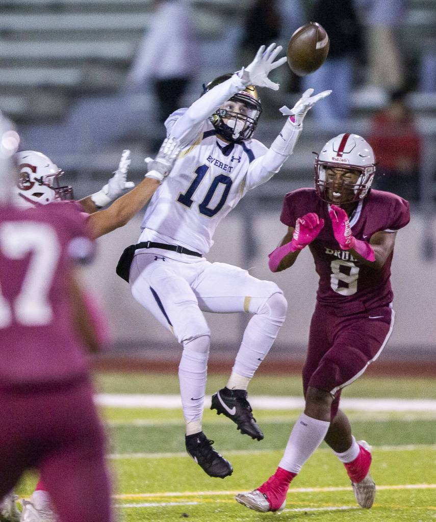 Everetts Tadhg Thorne makes a catch in double coverage during the game against Cascade on Friday, Oct. 6, 2023 in Everett, Washington. (Olivia Vanni / The Herald)