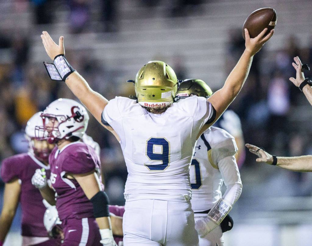 Everetts Evan Hartt raises his arms after scoring a touchdown during the game against Cascade on Friday, Oct. 6, 2023 in Everett, Washington. (Olivia Vanni / The Herald)
