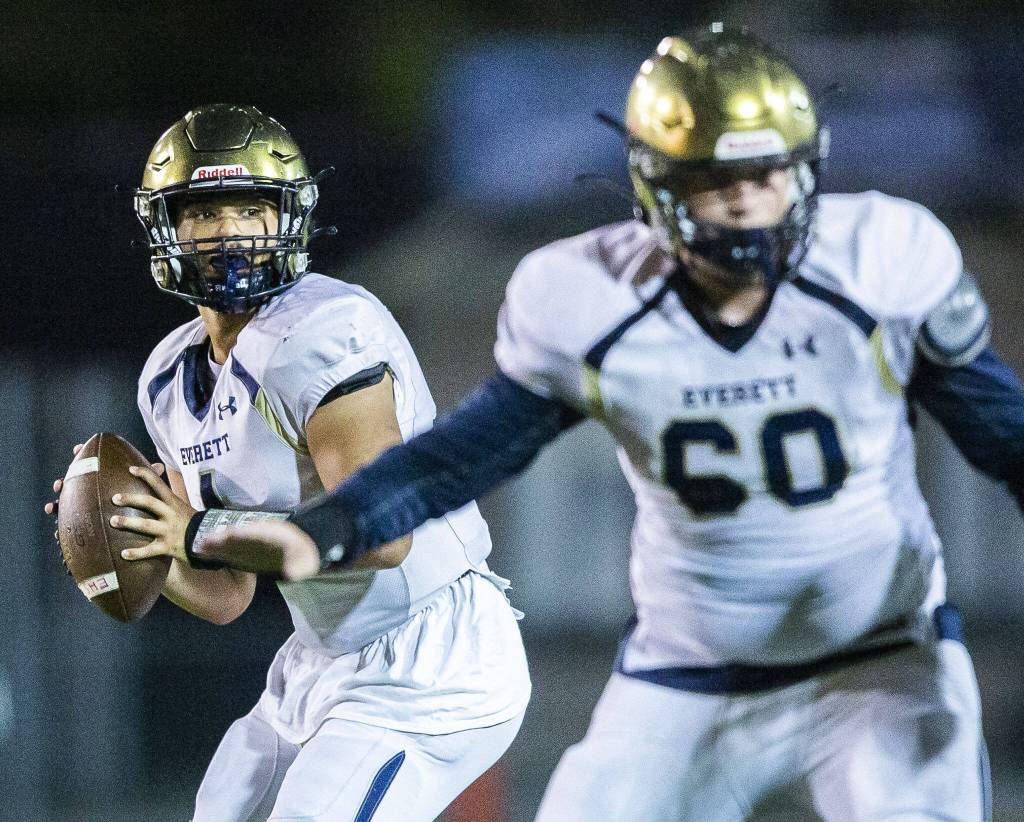 Everetts Michael Noland prepares to throw the ball during the game against Cascade on Friday, Oct. 6, 2023 in Everett, Washington. (Olivia Vanni / The Herald)