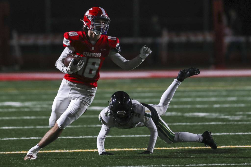 Stanwoods Max Mayo (18) runs with the ball during a game between Marysville-Getchell and Stanwood at Stanwood High School in Stanwood, Washington on Friday, Oct. 13, 2023. Marysville-Getchell won, 21-20. (Annie Barker / The Herald)