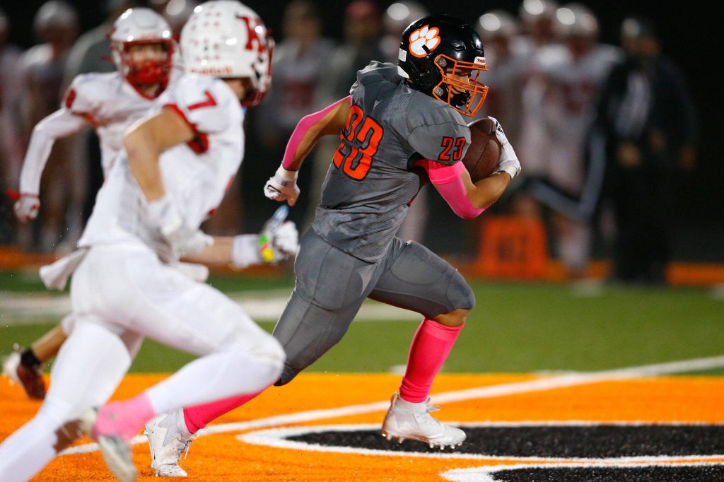 Granite Falls running back Rydon Kuahuia breaks off a big run in the first quarter against Kings on Friday, Oct. 20, 2023, at Granite Falls High School in Granite Falls, Washington. (Ryan Berry / The Herald)