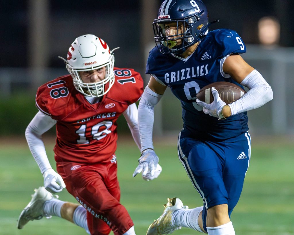 Glacier Peaks Isaiah Cuellar runs with the ball against Snohomish on Sept. 1 at Snohomish High School. (John Gardner / Pro Action Image)