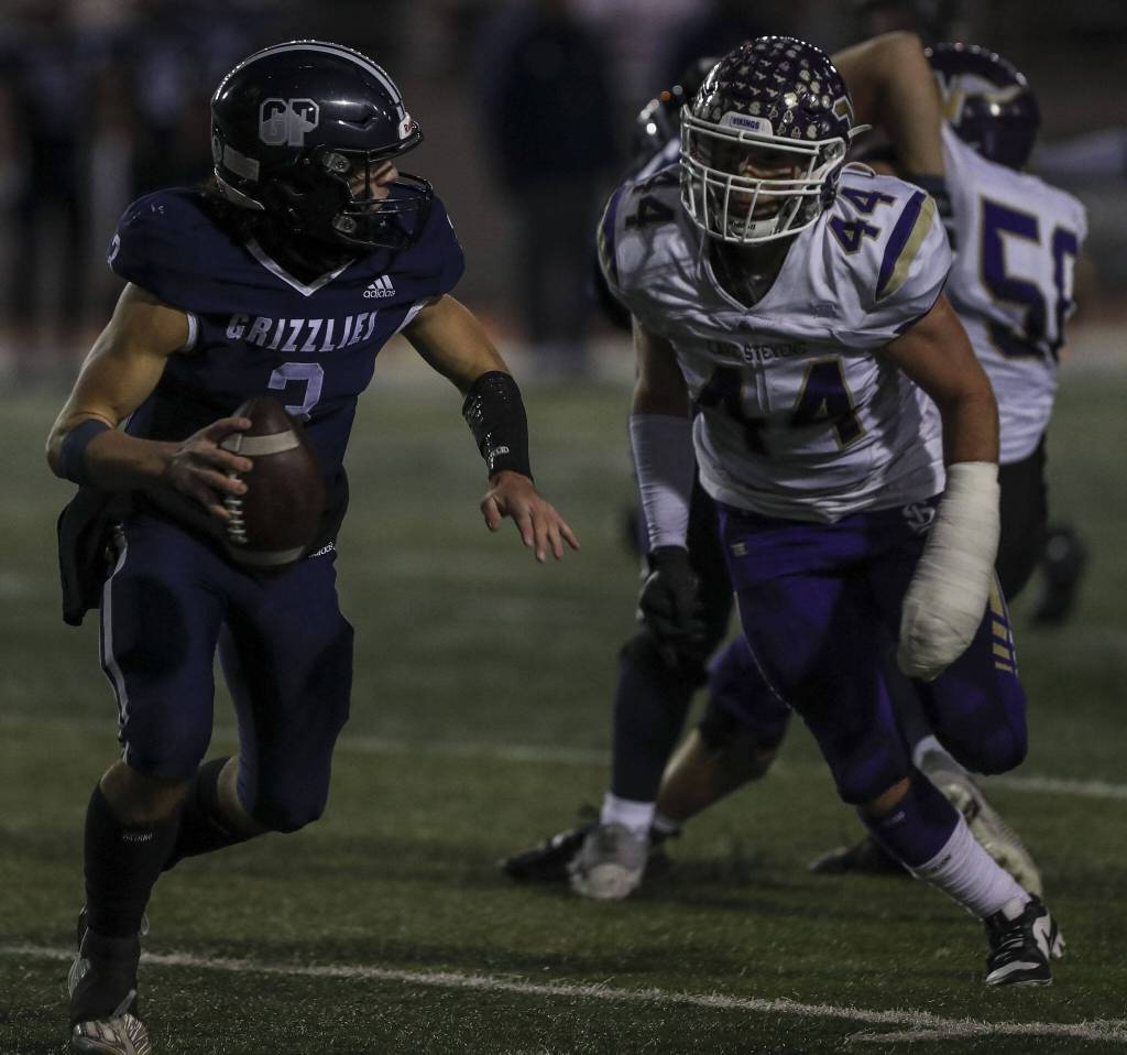 Glacier Peaks Lucas Entler (3) moves with the ball during a game between Glacier Peak and Lake Stevens at Veterans Memorial Stadium in Snohomish, Washington on Friday, Oct. 27, 2023. Lake Stevens won, 42-7. (Annie Barker / The Herald)