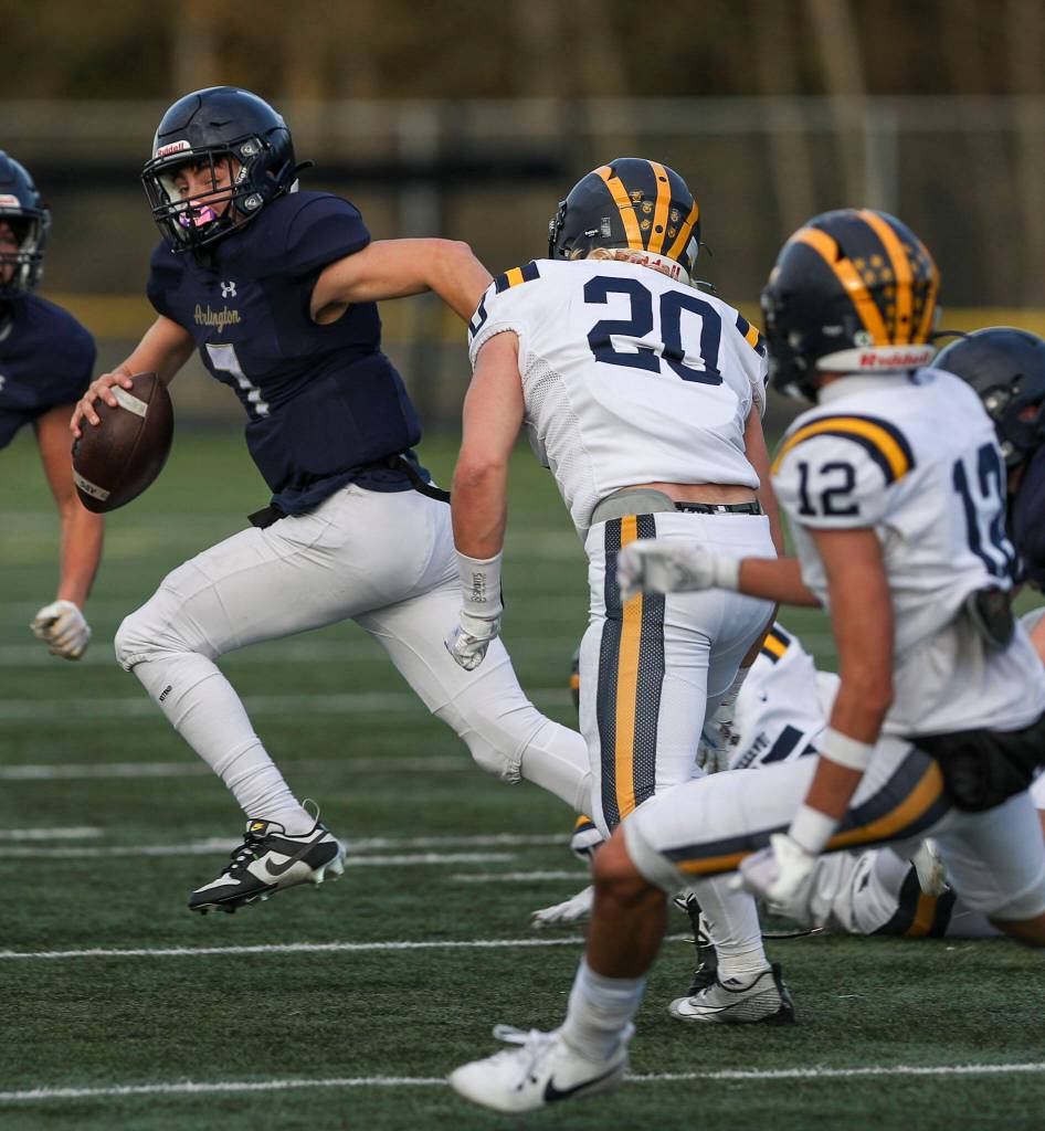 Arlingtons Leyton Martin runs with the ball during a Class 3A state quarterfinal game against Bellevue on Saturday in Arlington. (Annie Barker / The Herald)