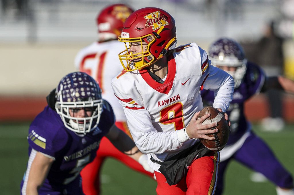 Kamiakans Trent Woodhouse (9) moves with the ball during a Class 4A state semifinal game between Lake Stevens and Kamiakin at Lake Stevens High School in Lake Stevens, Washington on Saturday, Nov. 25, 2023. Lake Stevens won, 48-7. (Annie Barker / The Herald)
