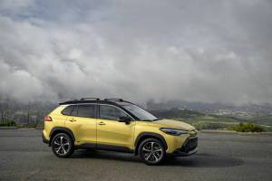 Eighteen-inch wheels are exclusive to the 2023 Toyota Corolla Cross Hybrid XSE trim. (Toyota)