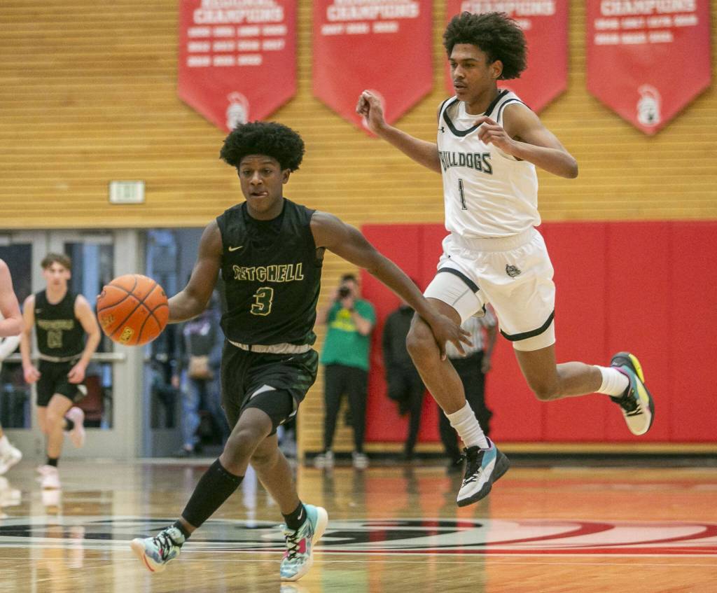 Marysville Getchells Shawn Etheridge takes the ball down the court during the game against Mount Vernon on Feb. 17 in Everett. (Olivia Vanni / The Herald)