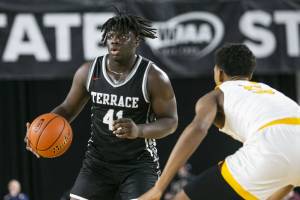 Mountlake’s Zaveon Jones looks for an open teammate during the 3A quarterfinal game against O’Dea on Thursday, March 2, 2023 in Tacoma, Washington. (Olivia Vanni / The Herald)