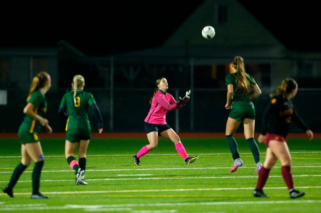 Shorecrest goalie Tatiana Zahajko (center) (Ryan Berry / The Herald)