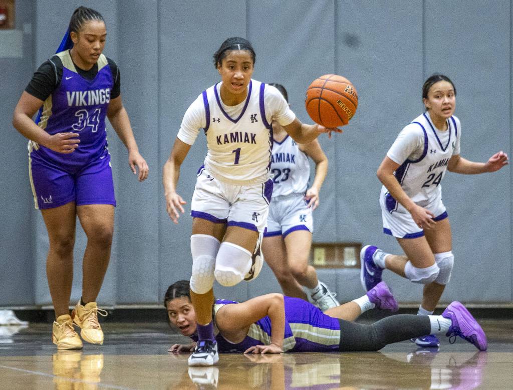 Kamiaks Zia-Daye Anderson steals the ball during the game against Lake Stevens on Wednesday, Jan. 3, 2024 in Mukilteo, Washington. (Olivia Vanni / The Herald)