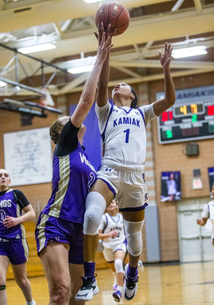Kamiaks Zia-Daye Anderson attempts a layup during the game against Lake Stevens on Wednesday, Jan. 3, 2024 in Mukilteo, Washington. (Olivia Vanni / The Herald)
