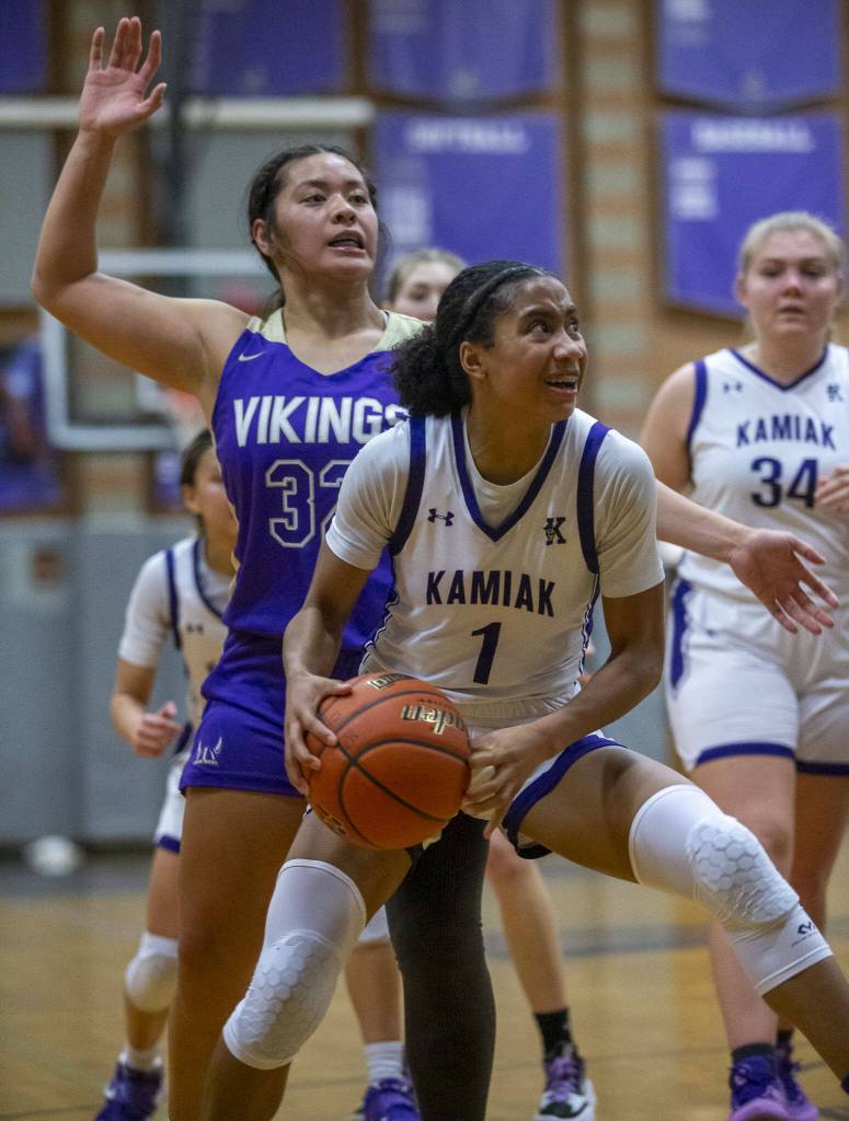 Kamiaks Zia-Daye Anderson drives tot he hoop during the game against Lake Stevens on Wednesday, Jan. 3, 2024 in Mukilteo, Washington. (Olivia Vanni / The Herald)